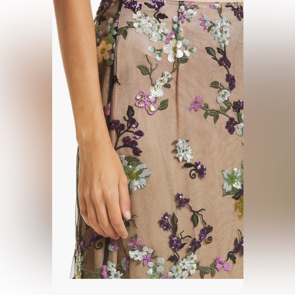 NWT $525 Vince Begonia Floral Sequin Skin
Color: Dewberry, Size US 6, US 8 - Picture 4 of 8